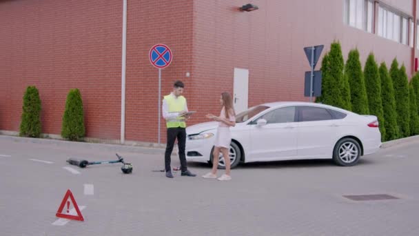 Křižovatce Narazilo Auto Skútru Řidič Zavolal Pojišťovně Vysvětlil Nehodu Nezavinila — Stock video