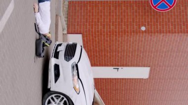 Kavşakta, bir araba elektrikli scooter kullanan bir adama ölümcül bir şekilde çarptı. Kadın sürücü, ona ilk yardım yapmak için yerde yatan adama doğru hızla koşar. Hikaye için dikey video