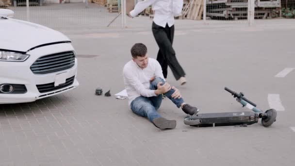 Homem Montando Uma Scooter Elétrica Foi Atingido Por Carro Fraturou — Vídeo de Stock