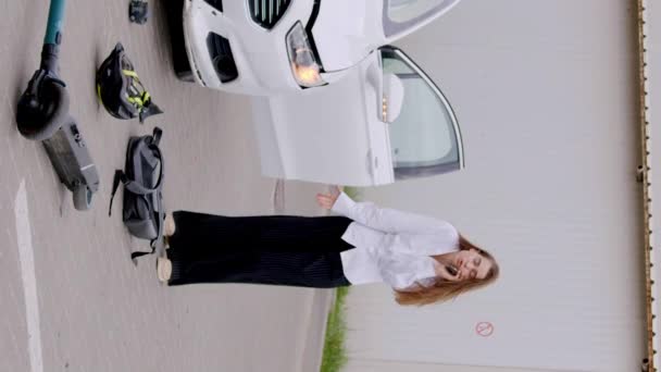 Bizneswoman Nerwowy Uderzeniu Osoby Jazda Skuterze Elektrycznym Jej Samochodu Kierowca — Wideo stockowe