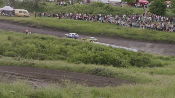 一个赛车比赛的空中图像 几辆车在山丘上颠簸而危险的路线上从星条线出发 许多支持者 歌迷和观众 — 图库视频影像