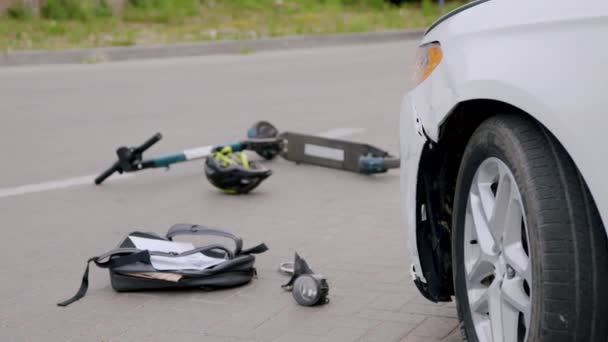 화이트 자동차와 아스팔트 도로에 스쿠터 사이의 자전거 자동차의 던져집니다 사고의 — 비디오