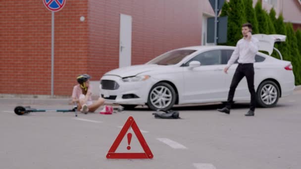 Het Meisje Stak Onregelmatig Straat Werd Aangereden Door Een Chauffeur — Stockvideo