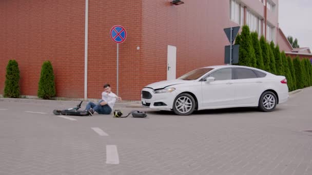 Trafikolycka Där Vit Lyxbil Körde Man Som Återvände Från Jobbet — Stockvideo