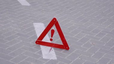 Diğer trafik kazalarını önlemek için şeritteki uyarı üçgenine yakın çekim. Bir trafik kazasının ardından, sürücüler kırmızı uyarı üçgenini yola yerleştirdiler. Eskiyle ilgili sorunlar