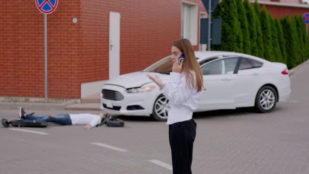 Elektrikli Scooter Kullanan Birine Çarpan Bir Kadını Şoför Çaresizce Yardım — Stok video