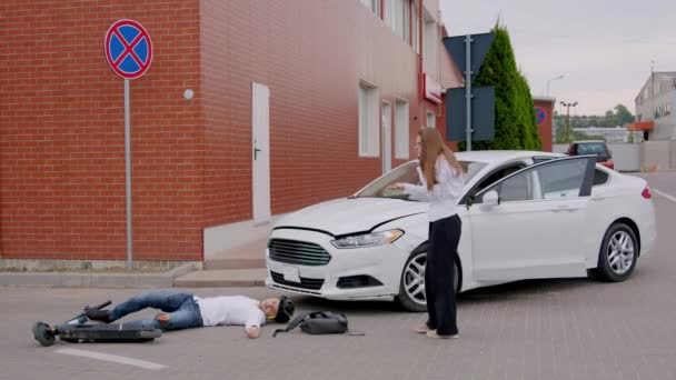 Bizneswoman Uderzeniu Osoby Jadącej Skuterze Elektrycznym Jej Samochodu Kierowca Desperacko — Wideo stockowe