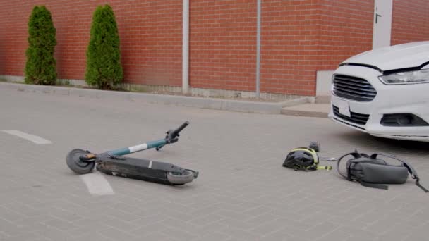 Scène Accident Route Entre Une Voiture Scooter Électrique Images Écolier — Video
