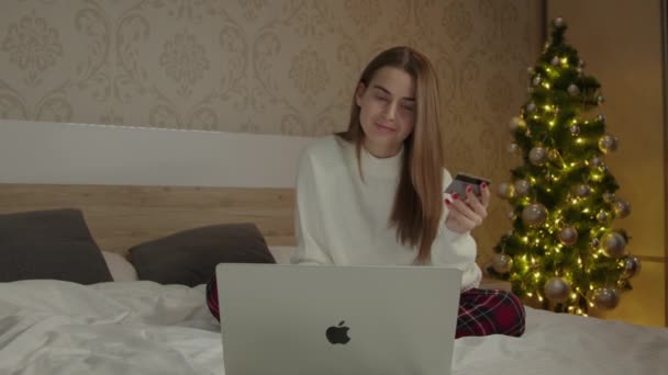 Kobieta Łóżku Laptopem Kartą Kredytową Dekoracjami Świątecznymi Kobieta Robi Świąteczne — Wideo stockowe
