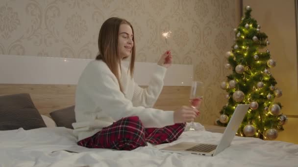 Noel Konsepti Elinde Şampanya Kadehi Şenlik Ateşi Olan Pijamalı Mutlu — Stok video