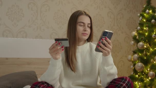Jeune Femme Faisant Des Achats Noël Avec Smartphone Carte Crédit — Video