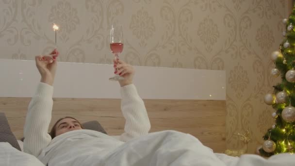 Elleri Havada Yatakta Uzanmış Elinde Şampanya Kadehi Olan Bir Kadın — Stok video