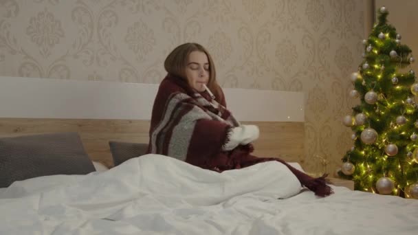 Проснись Утром После Вечеринки Женщина Чувствует Себя Больной Одеялом Постели — стоковое видео