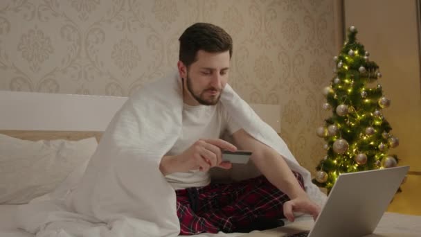 Nöjd Och Glad Man Pyjamas Sovrum Med Hjälp Laptop Innehav — Stockvideo
