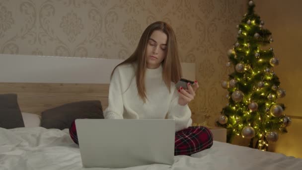 Брюнетка Пижаме Спальне Помощью Ноутбука Держит Кредитную Карту Наслаждаясь Онлайн — стоковое видео