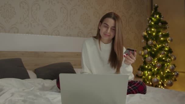 Счастливая Женщина Выбирает Подарок Зимних Каникул Онлайн Женщина Пижаме Делает — стоковое видео