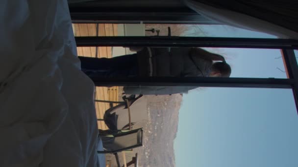 Fuß Auf Die Terrasse Schlafzimmer Panoramatür Frau Genießen Sie Den — Stockvideo