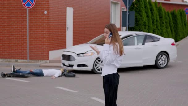 Ongeluk Nasleep Vrouw Bestuurder Telefoons Voor Noodhulp Scooter Crash Benadrukken — Stockvideo