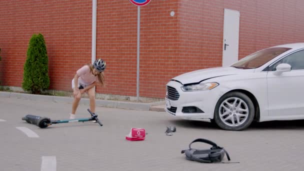 Scooter Ongeval Vrouw Herstelt Crash Met Nadruk Verkeersveiligheid Snelle Reactie — Stockvideo
