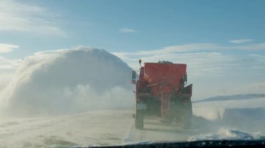 Kar temizleme aracı, kar küreme aracının buzla mücadele ettiği koşulları ortadan kaldırarak yolları güvenli kılıyor ve kayma riskini azaltıyor. Kar küreme katkısının kış yolu güvenliği, kar temizliğinin önemini vurguluyor