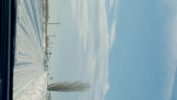 积雪覆盖的道路从后面的汽车玻璃垂直视频积雪覆盖的道路挑战司机需要小心导航 以避免滑倒 清理积雪覆盖的安全冬季旅行道路 — 图库视频影像