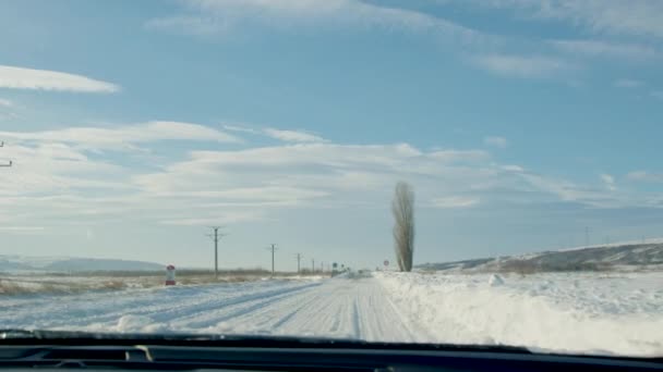 Через Окно Автомобиля Заснеженная Дорога Покрытая Снегом Дорога Требует Осторожного — стоковое видео