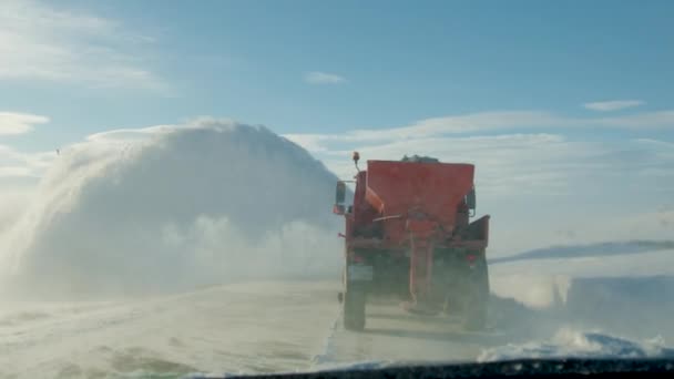 Pług Śnieżny Porusza Się Usuwając Śnieg Zwalczając Lodowate Warunki Działanie — Wideo stockowe