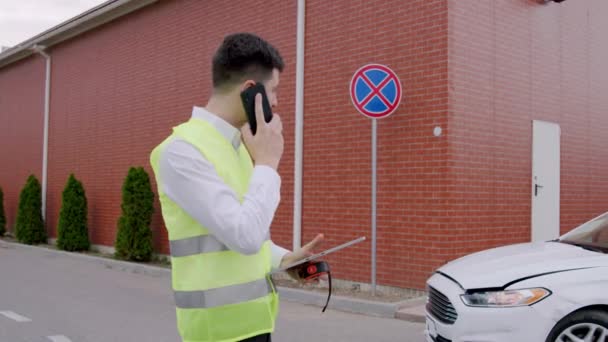 Polizeiinspektor Unfallort Telefon Der Hand Unterstreicht Verkehrssicherheit Dringlichkeit Polizeiinspektor Setzt — Stockvideo