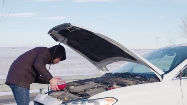 Offene Motorhaube Mann Gießt Frostschutzmittel Auto Winterwetter Frostschutzmittel Wärmewächter Für — Stockvideo