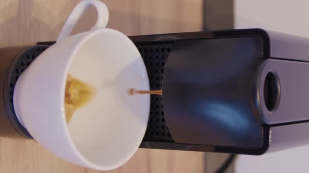 完璧なアメリカーノクローズアップ垂直ビデオを準備するホームコーヒーマシン 多様性の家庭のコーヒーマシンは新鮮なコーヒーの香りの新しいコーヒーのタイプのラテカプチーノの家の配列を可能にします — ストック動画