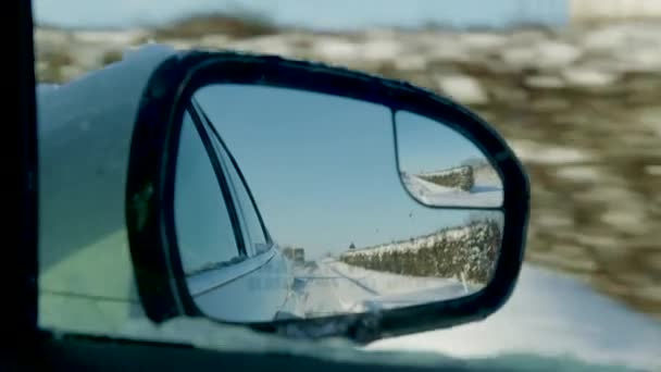 Bilen Rör Sig Genom Snön Sidospegel Nödvändig Sikt Bakifrån Medvetenhet — Stockvideo