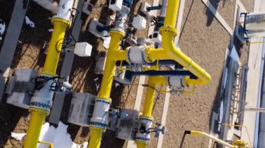 Sarı boruların üst görünümü dikey video gösterileri yenilikleri eko-dost teknoloji hayati su toplama havalandırma havalandırması sürdürülebilir mimari yeniliklerini vurguluyor