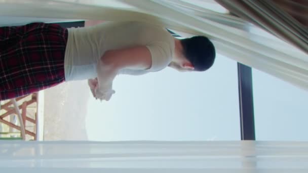 Mann Erlebt Morgendliche Ruhe Vertikal Video Schlafzimmer Panoramafenster Tasse Kaffee — Stockvideo