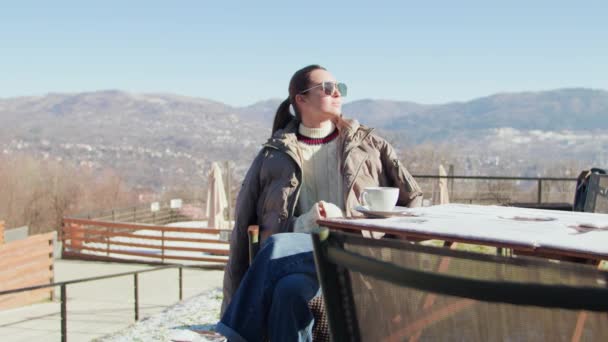 Góry Tło Kobieta Rano Kawy Spokój Spokojna Atmosfera Sprzyja Spokojności — Wideo stockowe