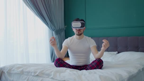 Una Persona Pijama Medita Con Gafas Dormitorio Iluminado Con Una — Vídeo de stock