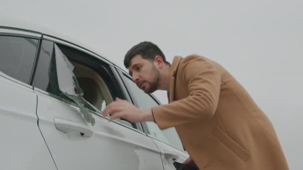 Şaşkın Adam Parçalanmış Arabanın Camını Fark Etti Acil Bir Arama — Stok video