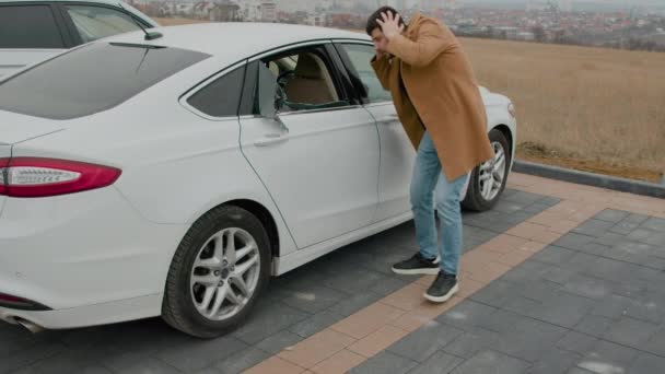 Następstwie Kradzieży Samochodu Samochód Nosi Rozbite Okno Pozostawiając Właściciela Całkowitym — Wideo stockowe