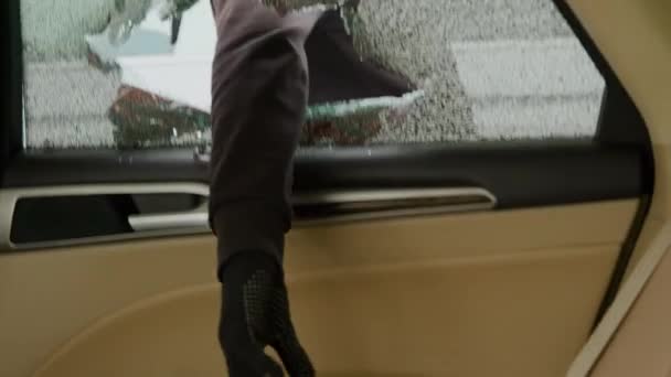 小偷的手从破碎的窗户伸进 从后座抓起一个白人妇女的手提包 这是一个戏剧性的汽车盗窃案 — 图库视频影像