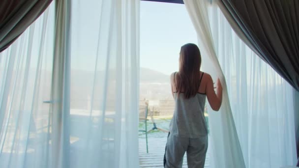 Senhora Apreciando Uma Manhã Serena Com Uma Vista Panorâmica Montanha — Vídeo de Stock