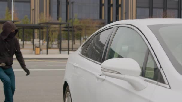 Κλαντ Μαύρη Κουκούλα Ένας Κλέφτης Πλησιάζει Ένα Λευκό Αυτοκίνητο Ένα — Αρχείο Βίντεο