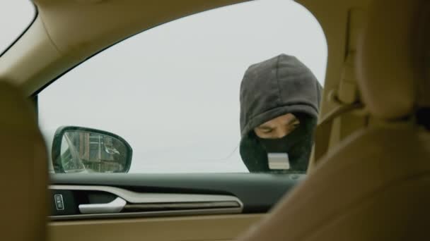 Kararlı Bir Kukuletalı Adam Aracın Kilidini Açmaya Çalışıyor Hırsız Arabaya — Stok video