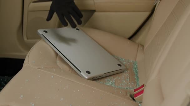 後部座席からのラップトップは壊れた窓 車の故障の余波を通して盗まれます — ストック動画