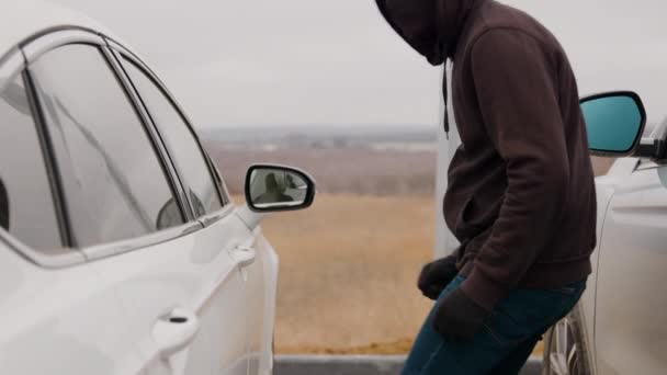 Estacionamiento Desolado Borde Ciudad Ladrón Examina Estratégicamente Entre Los Vehículos — Vídeo de stock