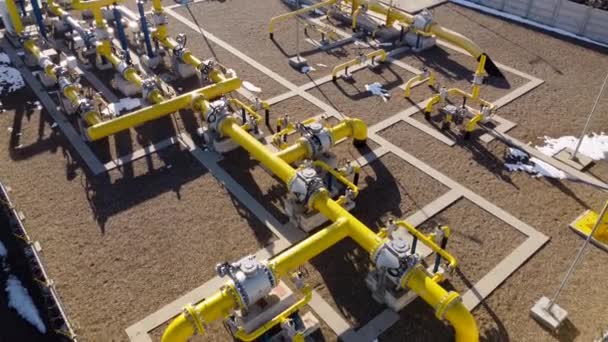 Letecký Pohled Zachycuje Průmyslový Sektor Přičemž Zářivé Žluté Plynové Trubky — Stock video