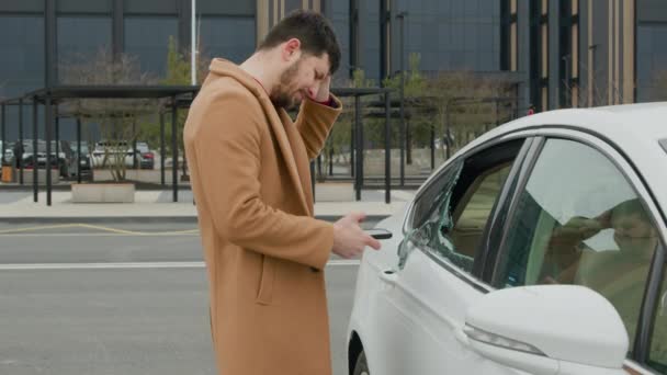 Egy Férfi Észreveszi Luxusautó Betört Ablakát Felhívja Rendőrséget Mobiljáról Hogy — Stock videók