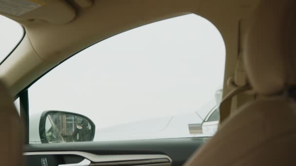 Ladrão Vestido Preto Forçosamente Invade Carro Branco Usando Uma Régua — Vídeo de Stock