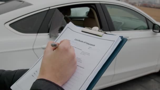 Bilen Parkerad Med Ett Trasigt Fönster Ett Försäkringsformulär Presenteras Förgrunden — Stockvideo
