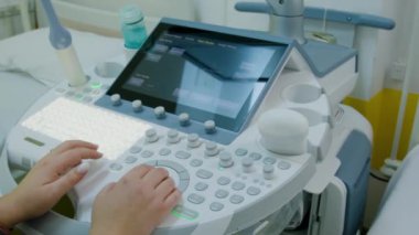 Fetal ekokardiyografi cihazı doğmamış çocuğun kalbini kontrol ediyor. Ultrason ekokardiyografisi anne ve bebeklerin kardiyovasküler sağlığını izlemek için hayati önem taşıyan bir araçtır. Ultrason ekokardiyografisi