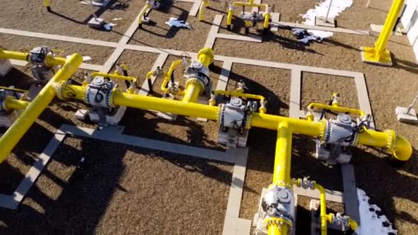 燃料ポンプステーションの黄色いパイプは燃料配分の革新的な技術を示しています — ストック動画