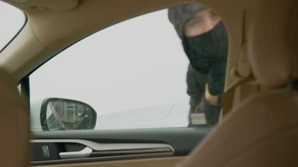 Siyah Elbiseli Bir Hırsız Cetvel Kullanarak Zorla Bir Arabaya Giriyor — Stok video